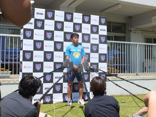南米選手権に参加する日本代表に選出され、取材に対応する東京MF久保