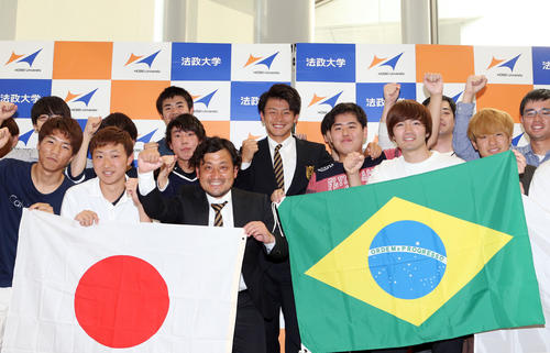 南米選手権の日本代表に選ばれ、学生達に祝福される法大・上田（中央）（撮影・狩俣裕三）