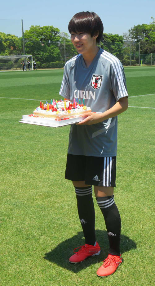 19歳の誕生日をむかえ、報道陣から贈られた誕生日ケーキを手に笑顔をみせるFW遠藤（撮影・松尾幸之介）
