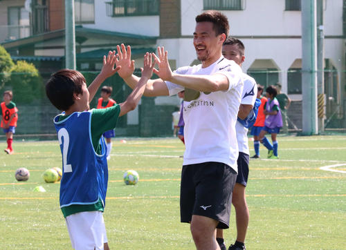 ゴールを決めた小学生とハイタッチするFW岡崎慎司（撮影・杉山理紗）