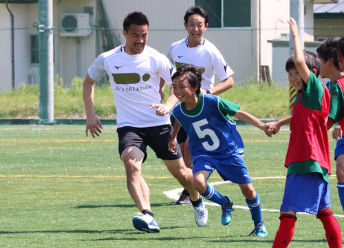 子どもたちと鬼ごっこをするFW岡崎慎司（撮影・杉山理紗）