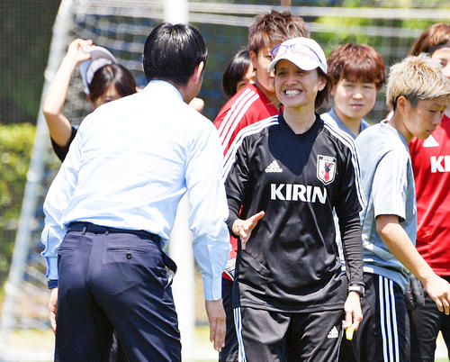 なでしこジャパンの激励に訪れた森保男子日本代表監督（手前）と笑顔で話す高倉女子日本代表監督（撮影・滝沢徹郎）