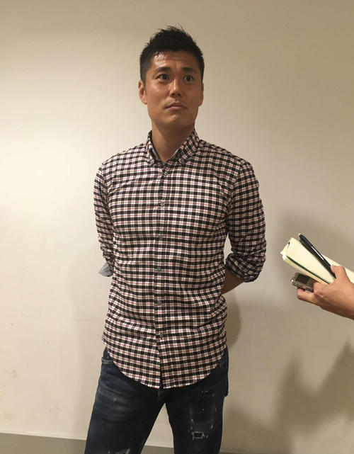 シーズンを終えて羽田空港に帰国した日本代表GK川島（撮影・杉山理紗）
