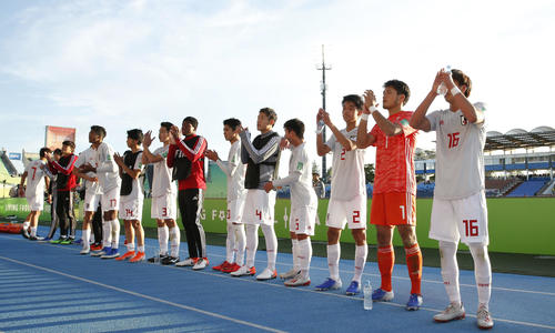 決勝トーナメント進出を決め、観客の声援に応えるGK若原（右から2人目）ら日本イレブン（共同）