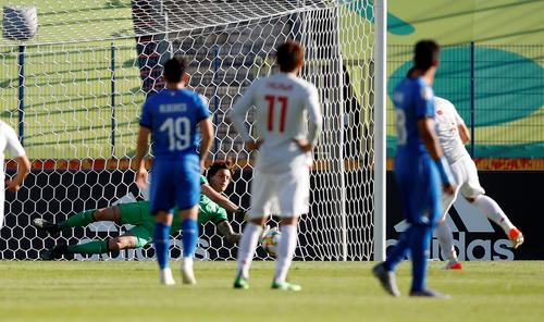 前半9分、MF伊藤のPKが相手GKカルネネッキにセーブされる（ロイター）