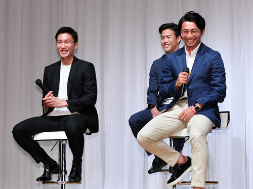 UDN　Foundation設立記者会見で笑顔の桃田（左）と柴崎（右）（撮影・滝沢徹郎）