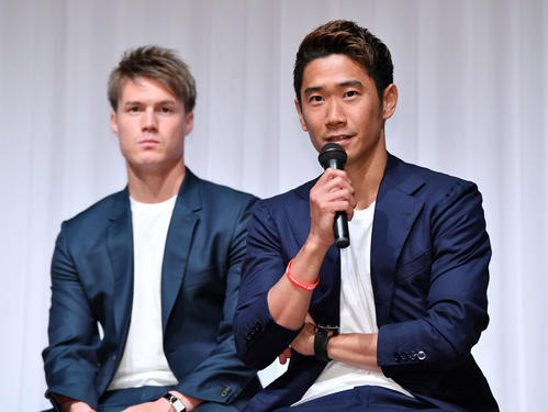 会見に臨む香川真司（手前）、奥は酒井高徳（撮影・滝沢徹郎）