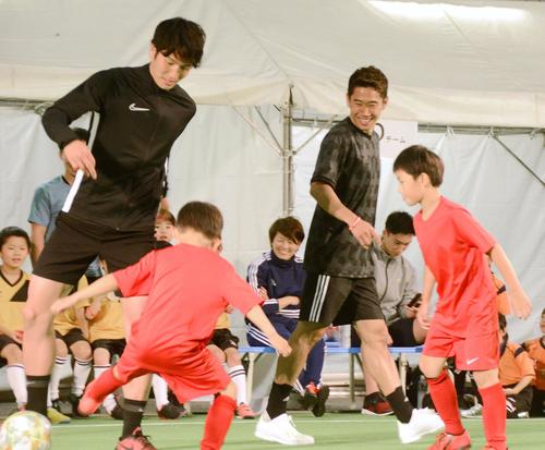 東京都内でイベントに参加したサッカー日本代表の香川（右）と原口（共同）