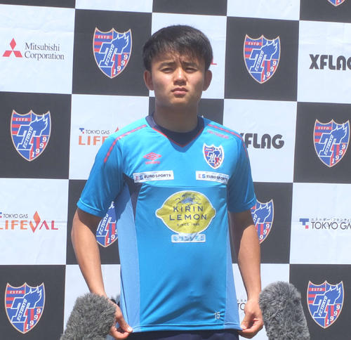 南米選手権に参加する日本代表に選出され、取材に対応する東京MF久保建英（撮影・岡崎悠利）