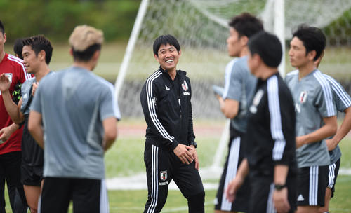サッカー日本代表合宿　練習中、笑顔を見せる森保一監督（撮影・森本幸一）