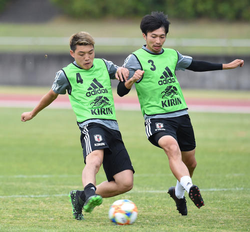 サッカー日本代表合宿　練習で競り合う堂安律（左）と柴崎岳（右）（撮影・森本幸一）