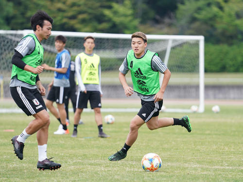 サッカー日本代表合宿　練習で軽快な動きを見せる堂安律（右）（撮影・森本幸一）