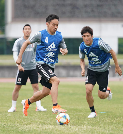 サッカー日本代表合宿　練習で軽快な動きを見せる長友佑都（中央）（撮影・森本幸一）