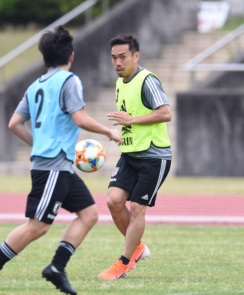 サッカー日本代表合宿　練習で軽快な動きを見せる長友佑都（右）（撮影・森本幸一）