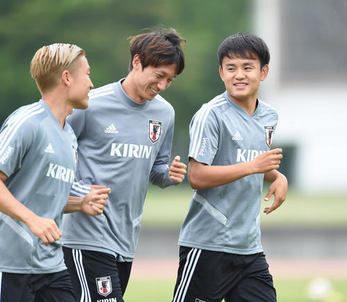 日本代表合宿に合流した久保（右）は、室屋（中央）らと笑顔を見せながらランニングする（撮影・森本幸一）