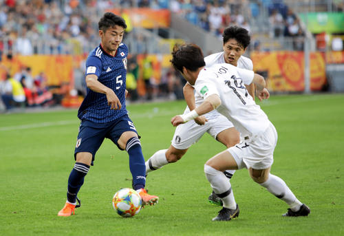 ドリブル突破を仕掛ける日本代表DF菅原由勢（左）(ロイター)
