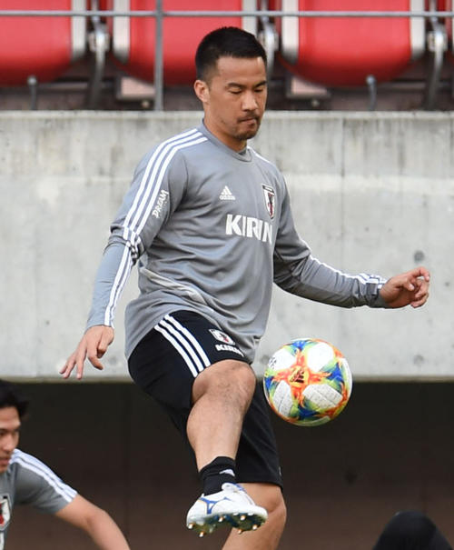 ピッチに姿を見せ、リフティングする岡崎（撮影・森本幸一）