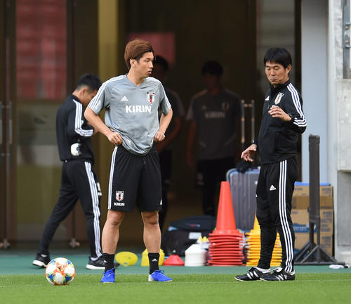 練習前、森保監督（右）と話す大迫勇也（撮影・森本幸一）