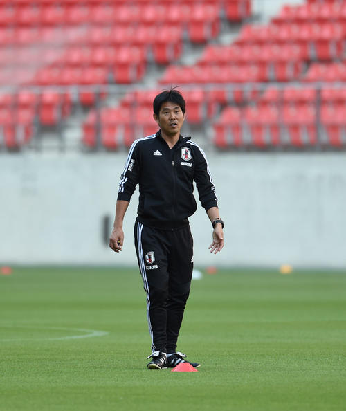 練習開始前、水のまかれるピッチを見渡す日本代表・森保一監督（撮影・森本幸一）