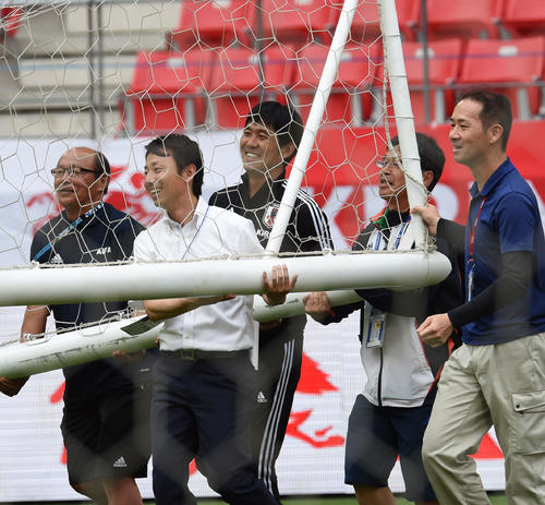 スタッフとともにゴールを運ぶ日本代表森保一監督（撮影・森本幸一）