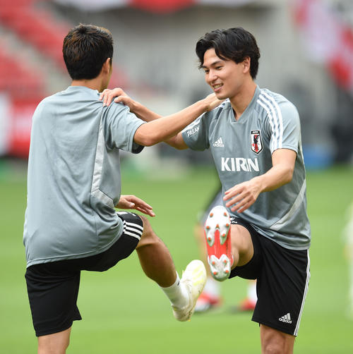 ストレッチをする香川真司（左）と南野拓実（右）（撮影・森本幸一）