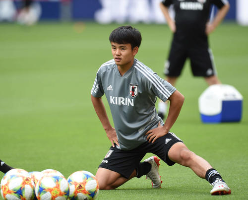 ストレッチをする久保建英（撮影・森本幸一）