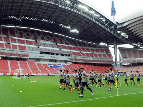 試合会場で練習し明日の試合へ向け調整する日本代表イレブン（撮影・森本幸一）