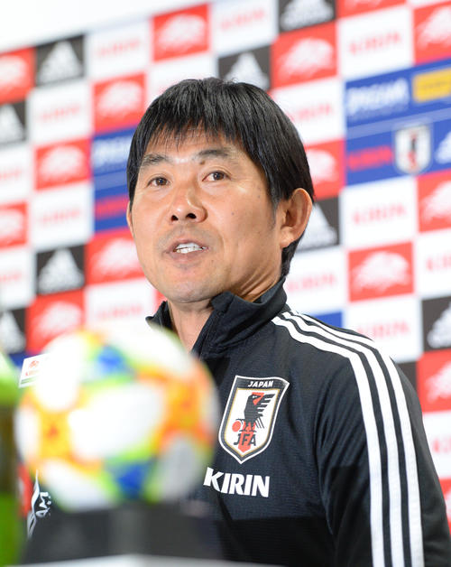 5日の試合へ向け会見する日本代表・森保一監督（撮影・森本幸一）