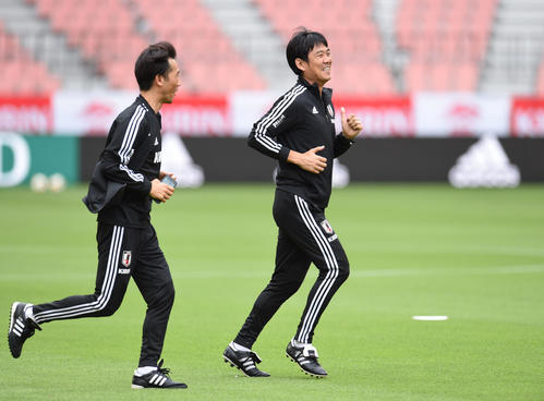 笑顔で走る日本代表・森保一監督（撮影・森本幸一）