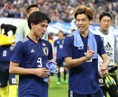 日本対トニリダード・トバゴ　試合後、言葉を交わしながら場内をまわる南野（左）と大迫勇（撮影・河野匠）