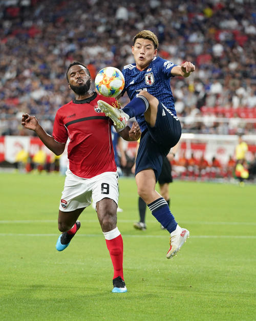 日本対トリニダード・トバコ　後半、競り合う堂安（右）（撮影・森本幸一）