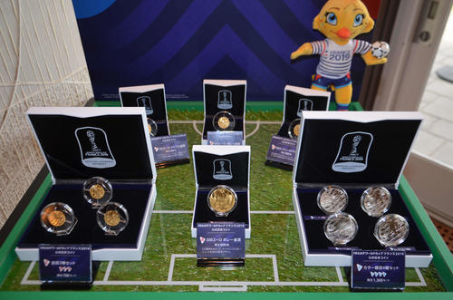 FIFA女子W杯フランス大会公式記念コイン記者発表会で展示されたコイン
