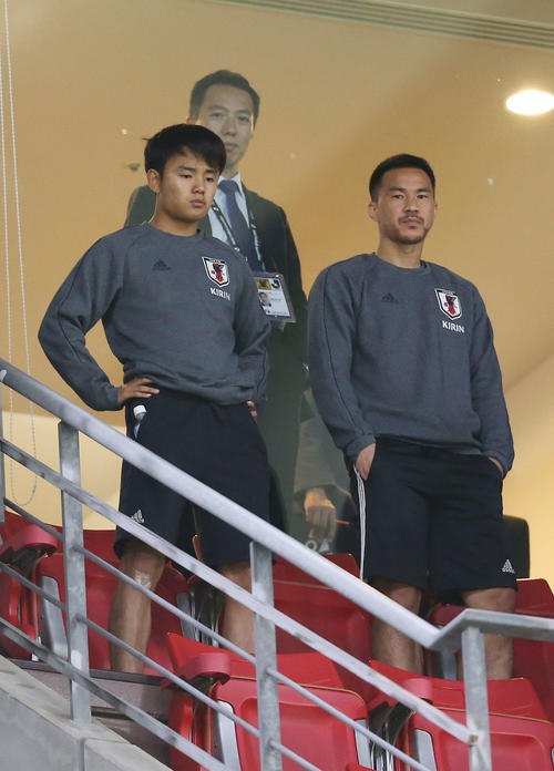 日本対トニリダード・トバゴ　試合前、岡崎（右）と並んでスタンドからピッチを見る久保建（撮影・河野匠）　