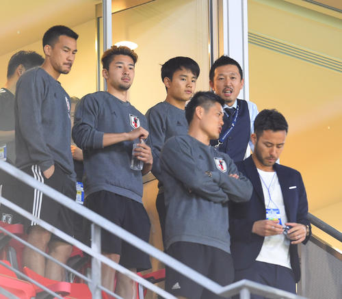 日本対トリニダード・トバゴ　スタンドからピッチを見つめるMF久保建英（撮影・森本幸一）