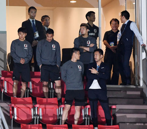 日本対トリニダード・トバゴ　スタンドからピッチを見つめるMF久保建英（撮影・森本幸一）