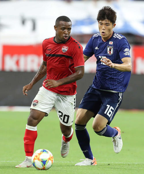 日本対トニリダード・トバゴ　後半、ボールを奪いに行く冨安（撮影・河野匠）
