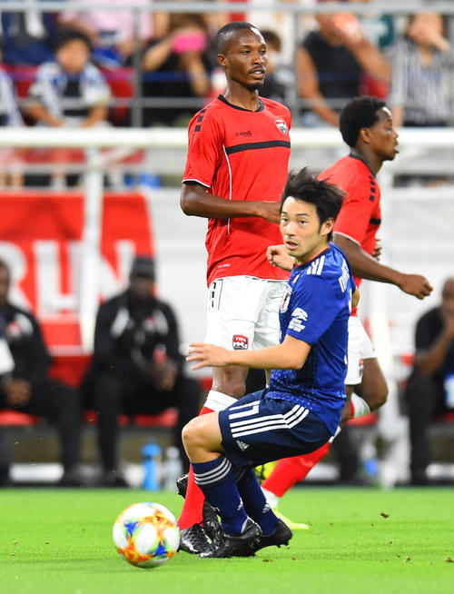競り合うMF中島翔哉（撮影・森本幸一）