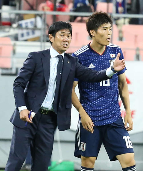 日本対トニリダード・トバゴ　前半、冨安（右）に指示を送る森保監督（撮影・河野匠）　