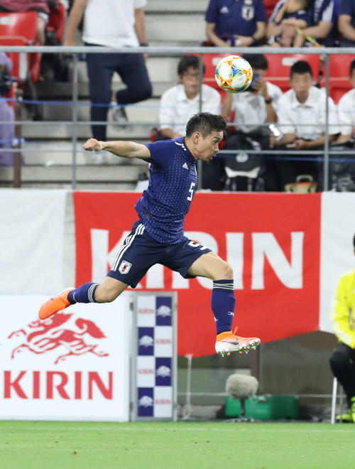 日本対トニリダード・トバゴ　後半、長友はボールを追うも届かず（撮影・河野匠）