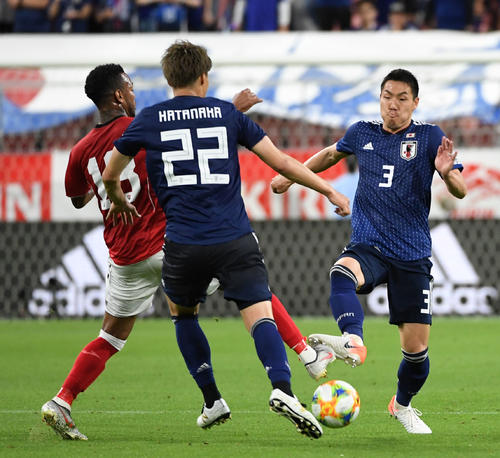 日本対トリニダード・トバゴ　後半、競り合うDF昌子（右）（撮影・横山健太）