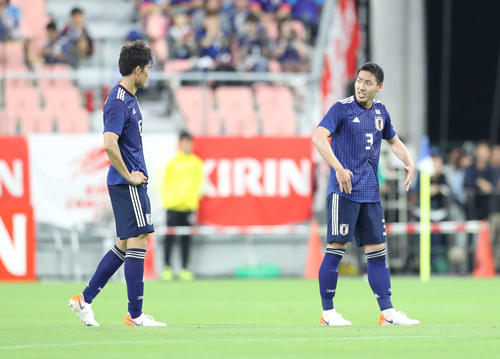 日本対トニリダード・トバゴ　後半、ピッチで言葉を交わす昌子（右）と冨安（撮影・河野匠）　
