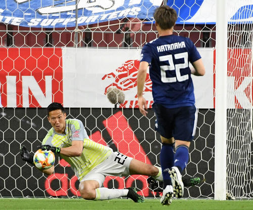 日本対トリニダード・トバゴ　後半、シュートをキャッチするGKシュミット（撮影・横山健太）