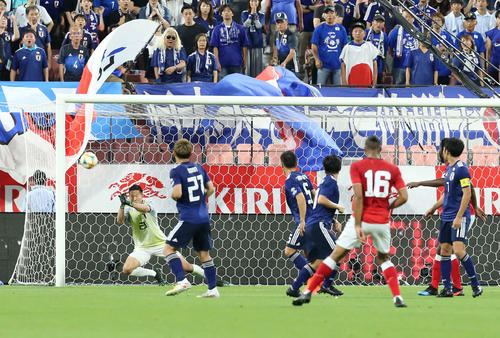 日本対トニリダード・トバゴ　前半、セーブするGKシュミット（左）（撮影・河野匠）　