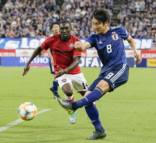 試合終了間際、シュートを放つ原口（右）（共同）