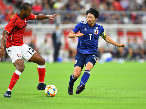 前半、競り合うMF柴崎岳（撮影・森本幸一）