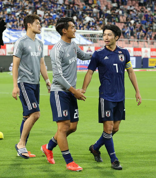 日本対トニリダード・トバゴ　試合後、槙野（中央）に労われる柴崎（右）。左は酒井（撮影・河野匠）