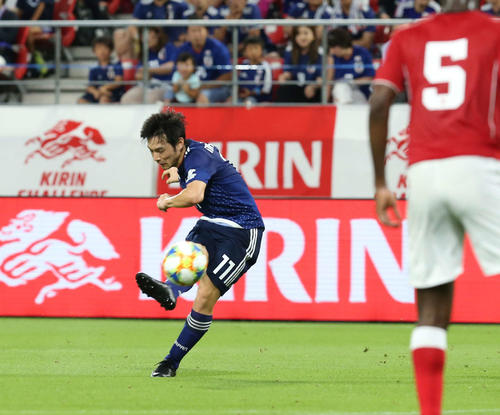 日本対トニリダード・トバゴ　前半、シュートを放つ中島翔哉（撮影・河野匠）　