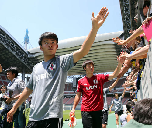 練習後、サポーターと交流する久保（撮影・河野匠）