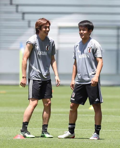 練習中、談笑する久保（右）と伊東（撮影・河野匠）　