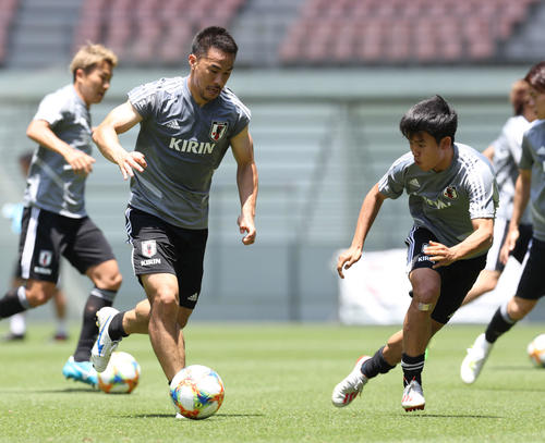 ドリブルする岡崎（左）とマークにつく久保（撮影・河野匠）　